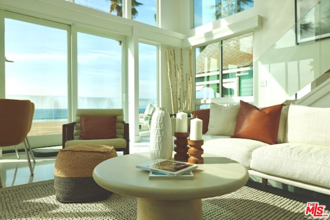 Interior, Living room, Water