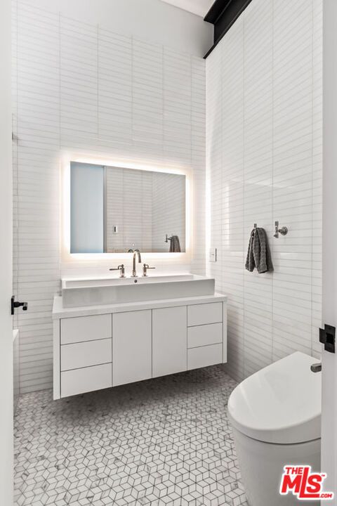 Bathroom, Dual Sink Vanities, Interior