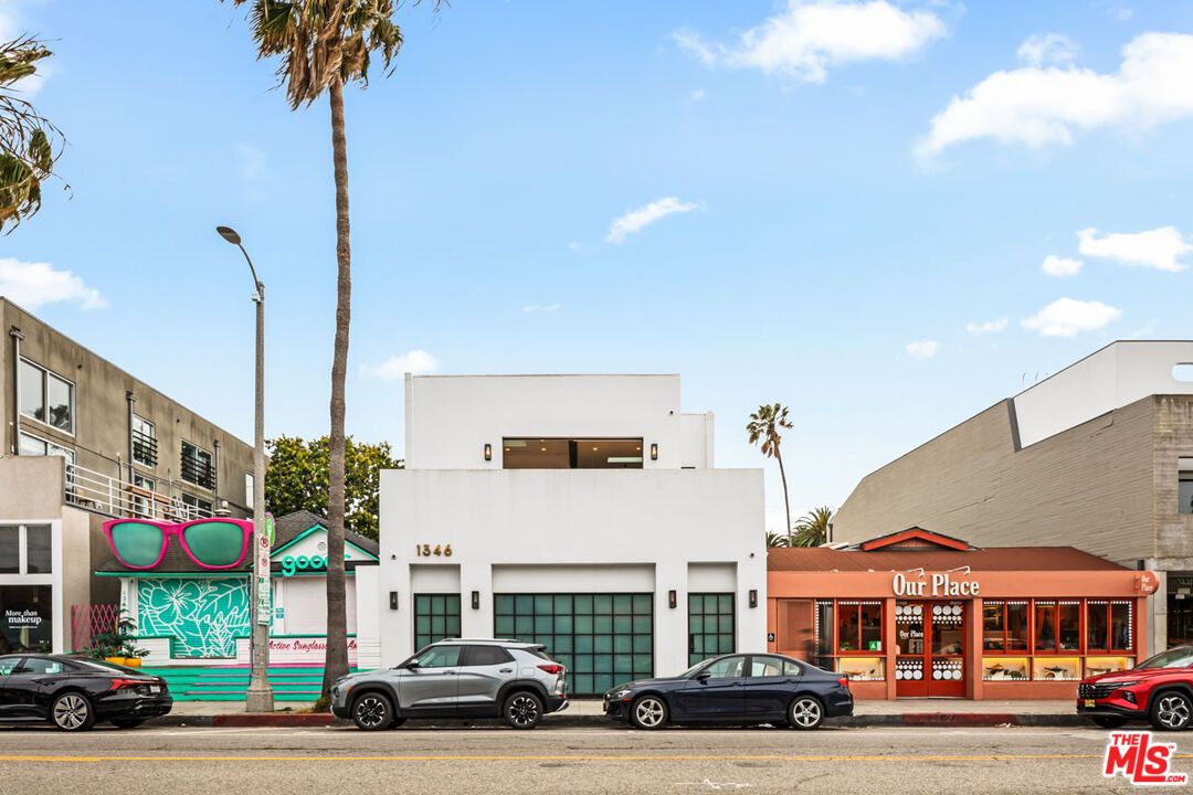 Attached, Exterior, Facade, Modern