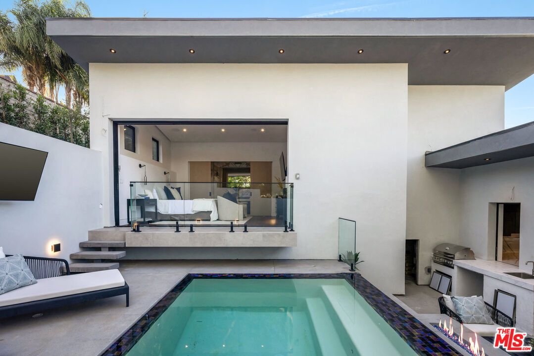 Exterior, Pool