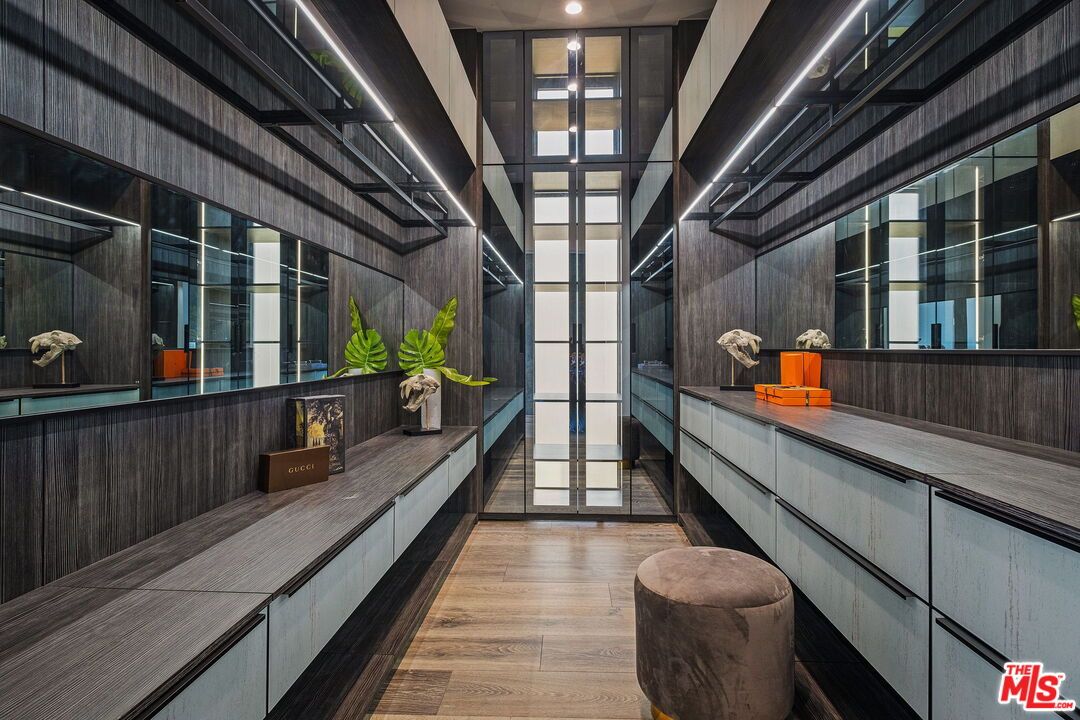 Interior, Recessed Lighting, Wood Texture Flooring