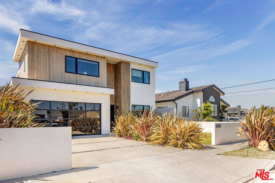 Exterior, Facade, Modern