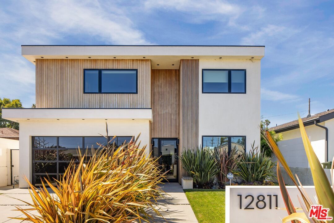 Exterior, Facade, Modern