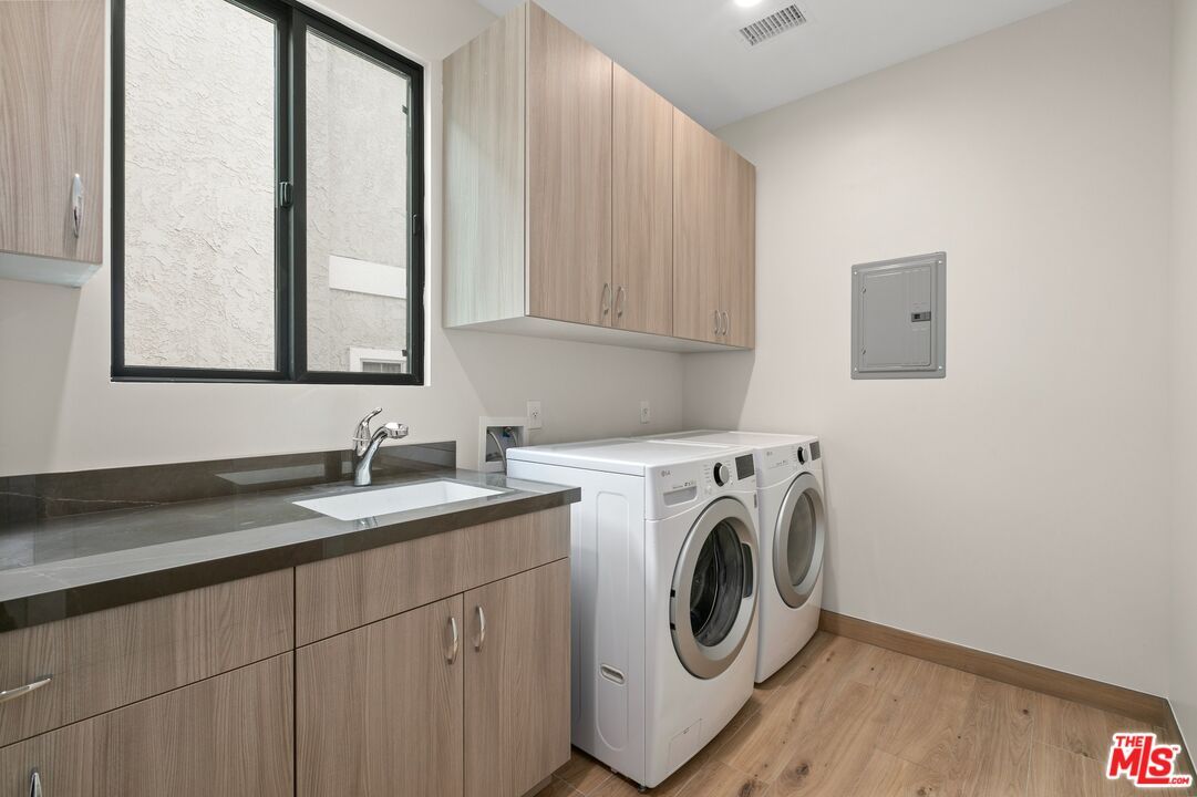 Interior, Recessed Lighting, Washer, Wood Texture Flooring