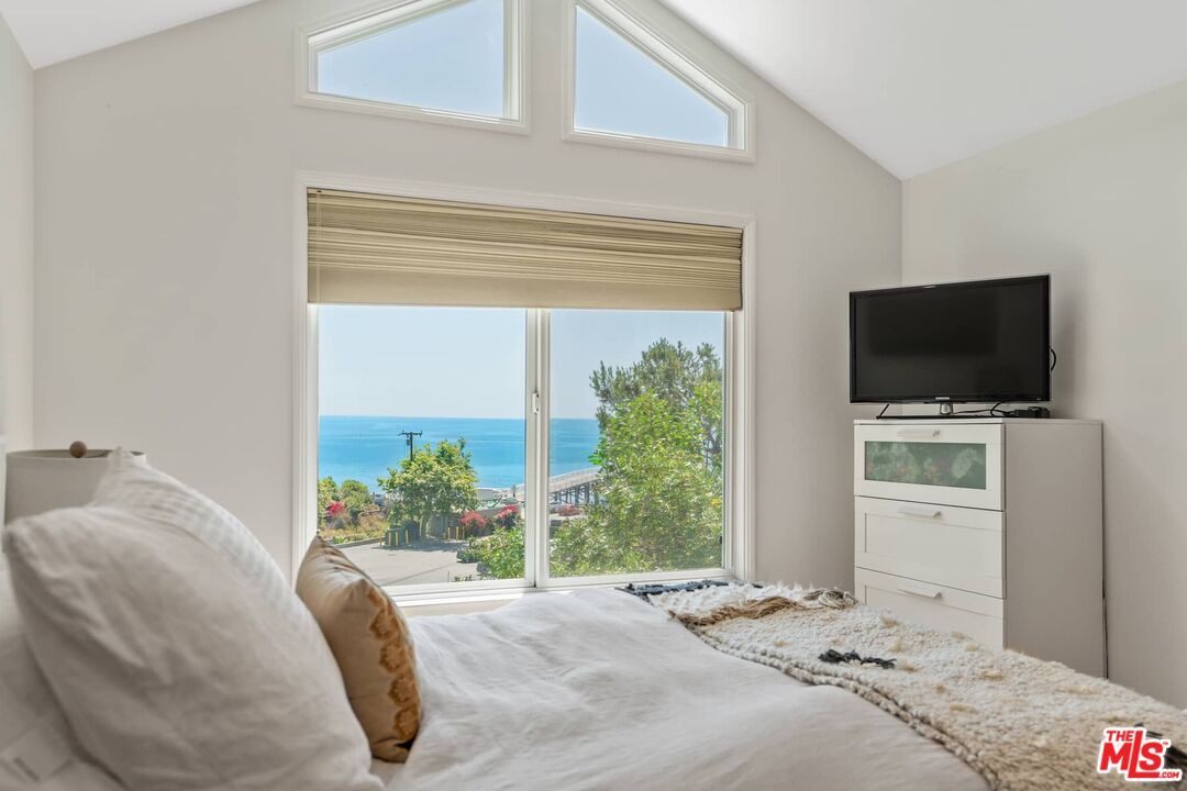 Bedroom, Interior, Water