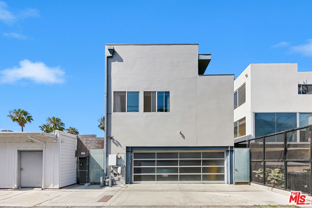 Attached, Exterior, Facade, Modern