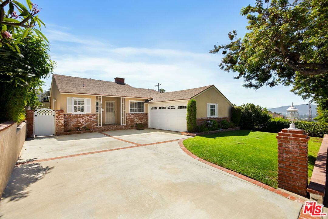 Attached, Backyard, Exterior, Facade, Brick Facade, Ranch