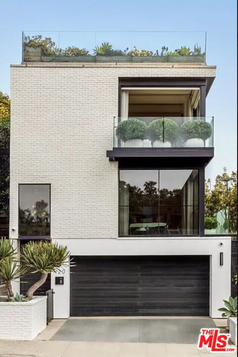 Attached, Exterior, Facade, Brick Facade, Modern