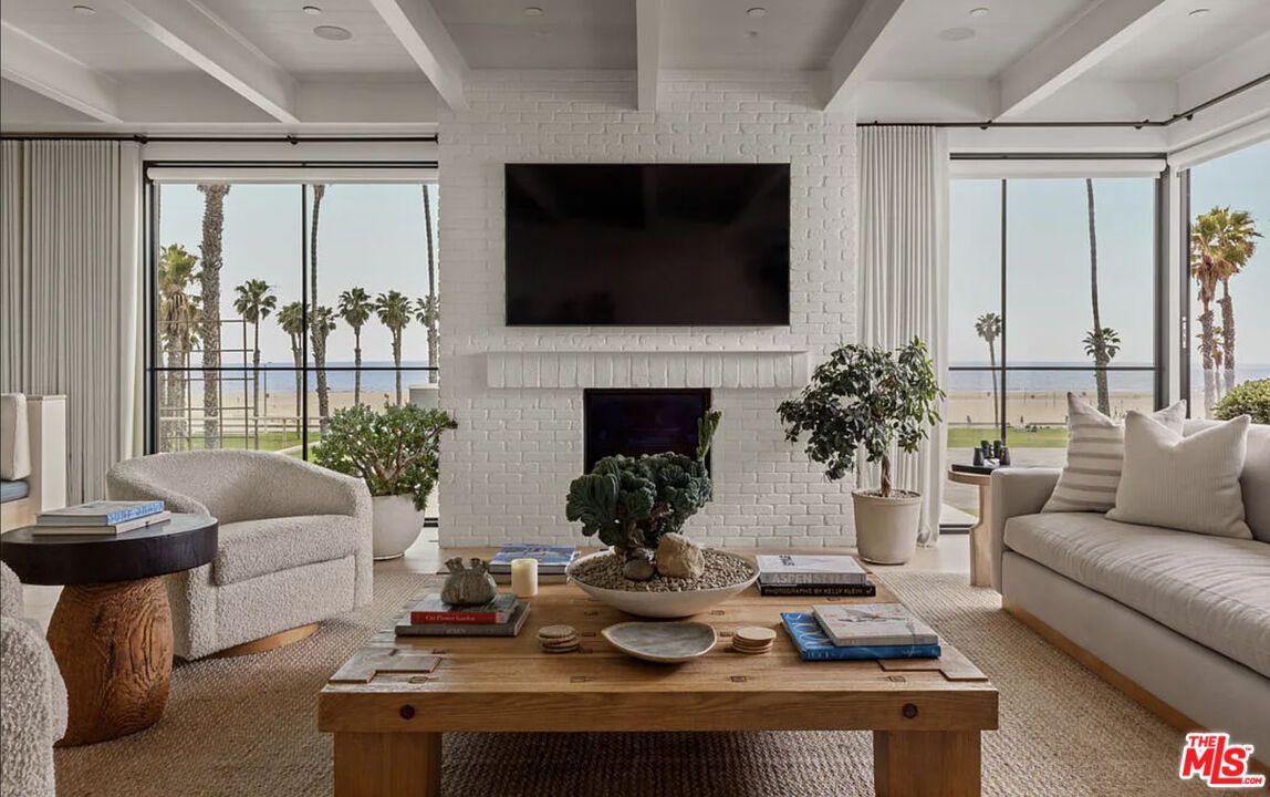 Interior, Living room, Recessed Lighting, Stone Walls, Water