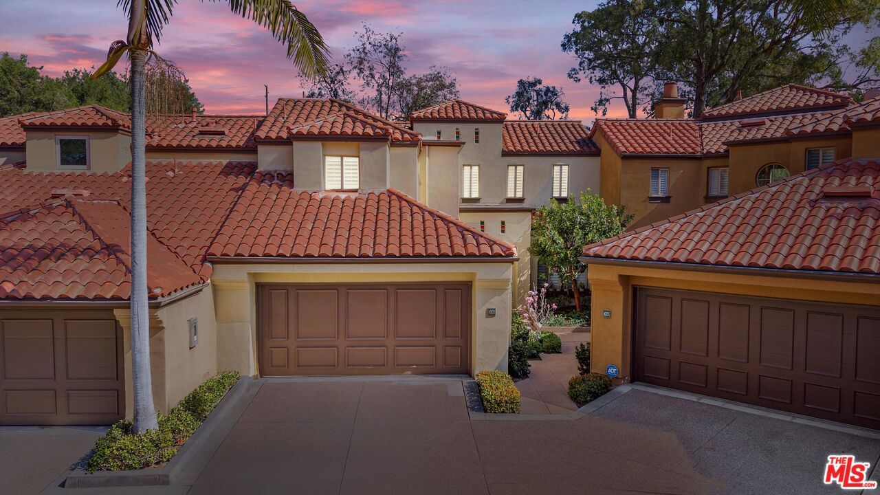 Attached, Exterior, Facade, Mediterranean