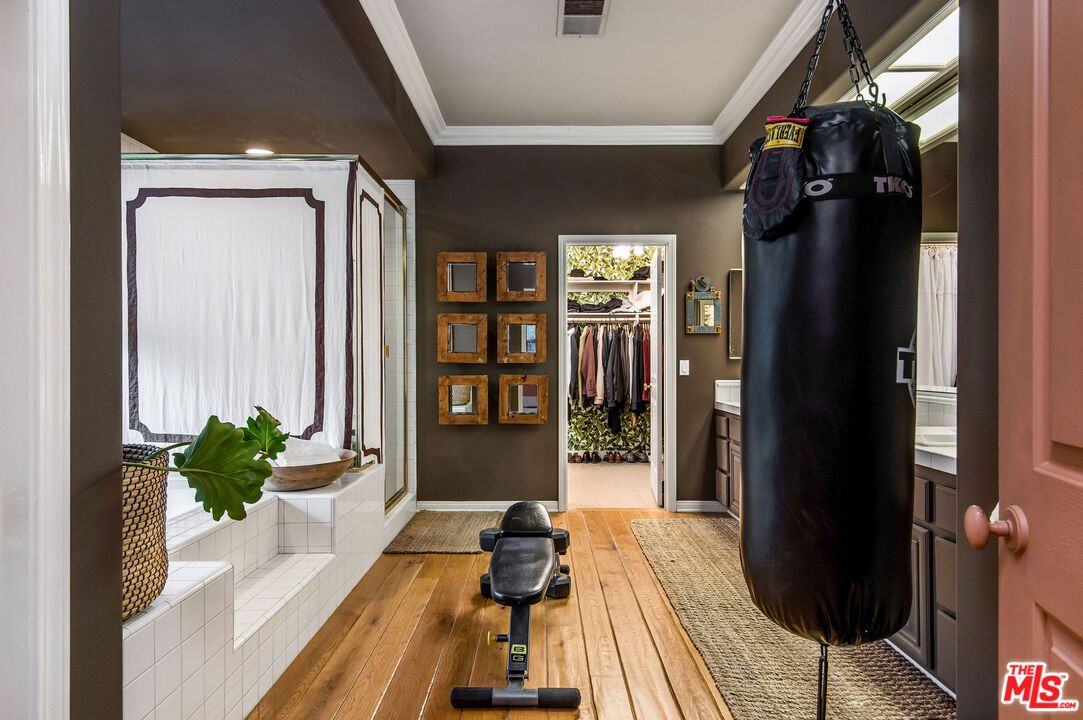 Interior, Recessed Lighting, Wood Texture Flooring