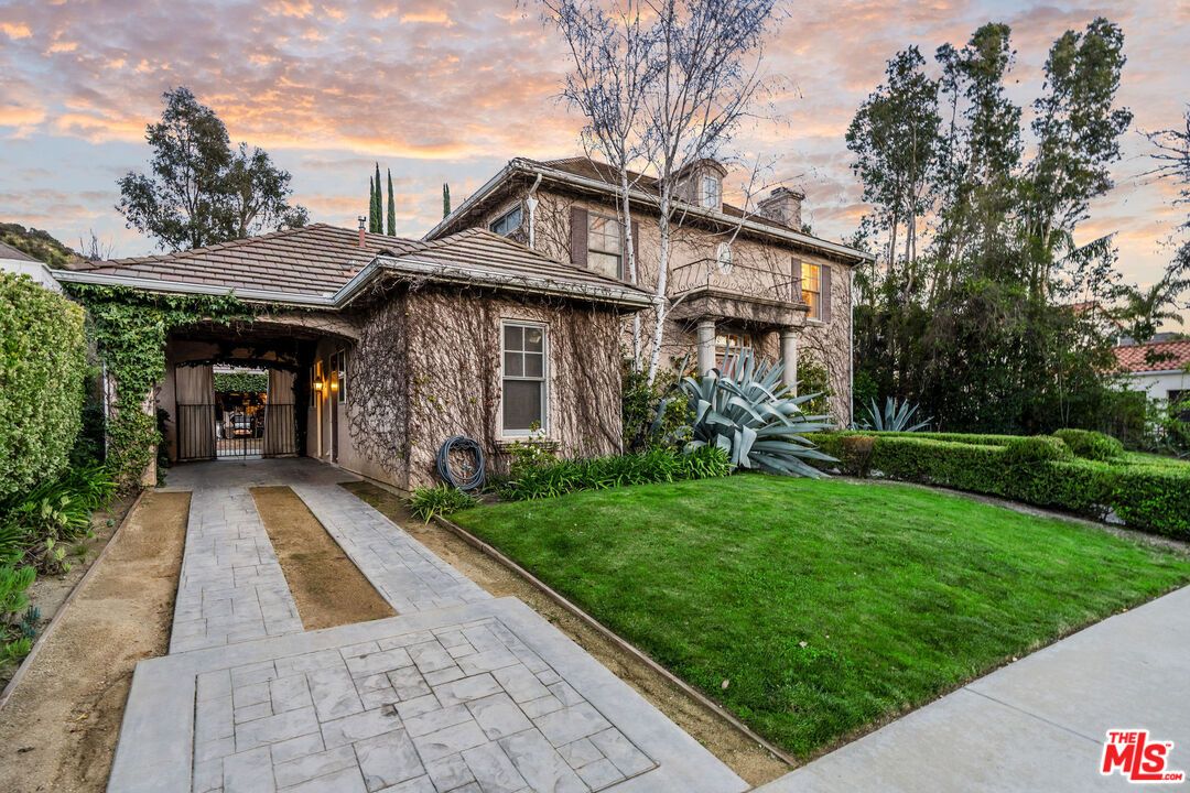 Backyard, Exterior, Facade, Brick Facade, Mediterranean
