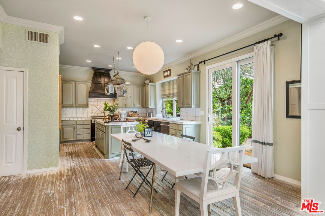 Dining room, Interior, Kitchen, Pendant Lights, Recessed Lighting, Wood Texture Flooring