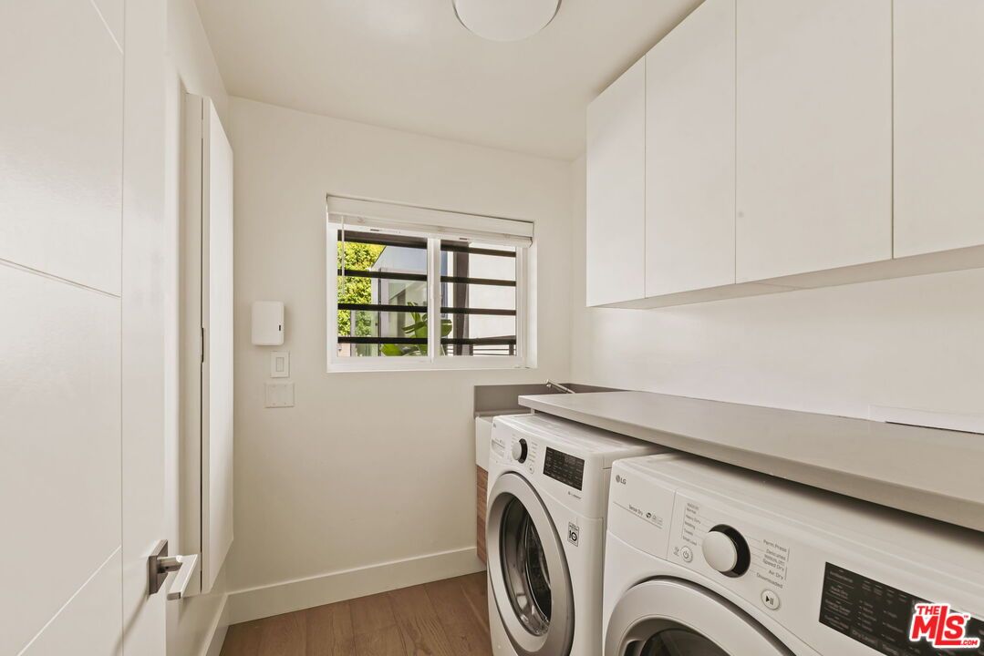 Interior, Washer, Wood Texture Flooring