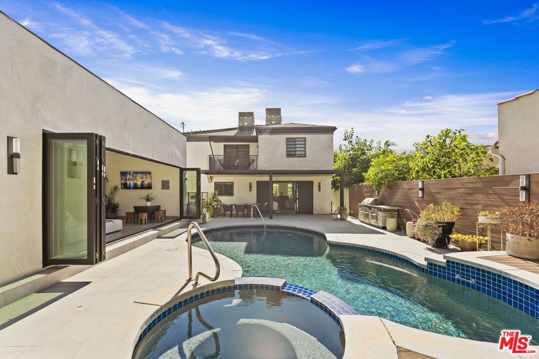 Exterior, Pool