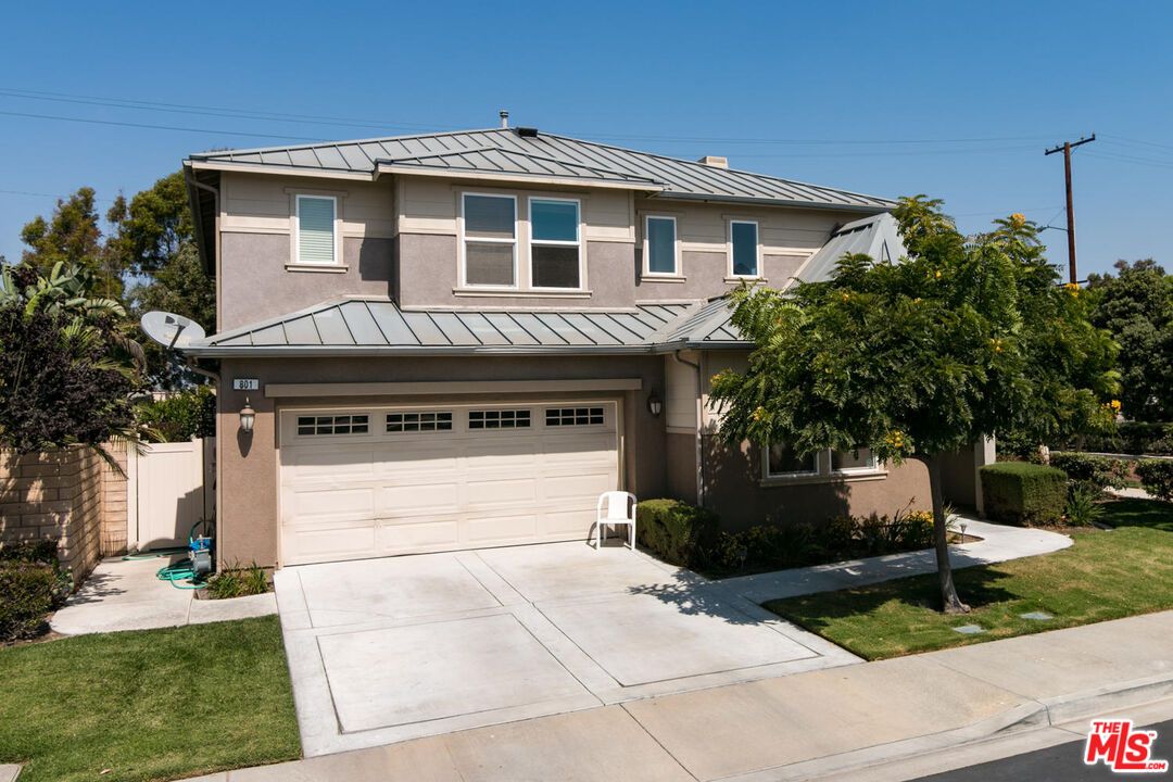 Attached, Exterior, Facade, Mediterranean