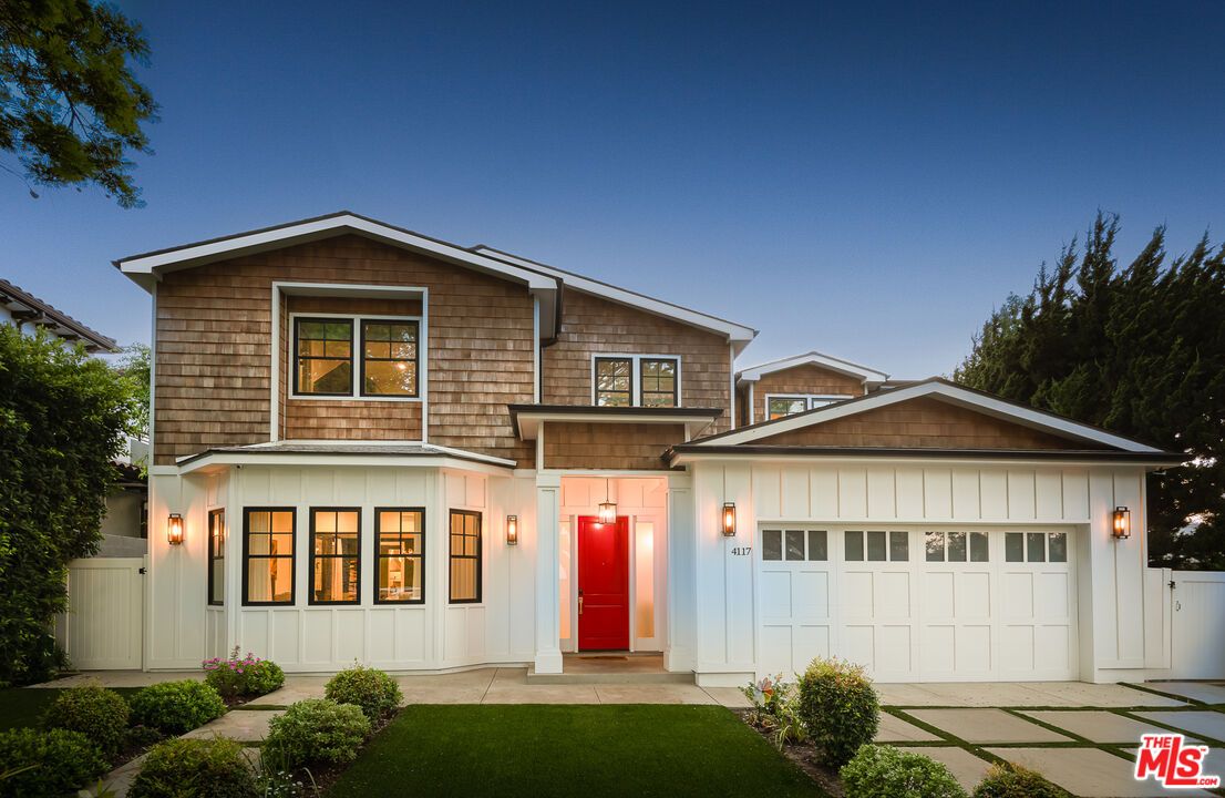 Attached, Exterior, Facade, Modern
