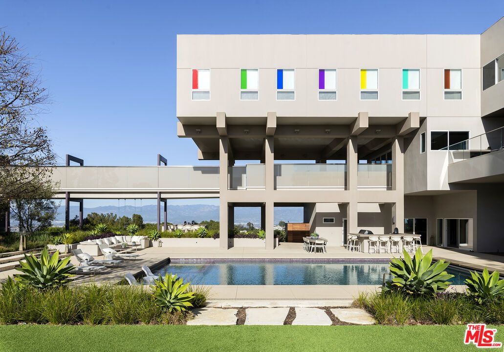 Exterior, Facade, Pool, Modern