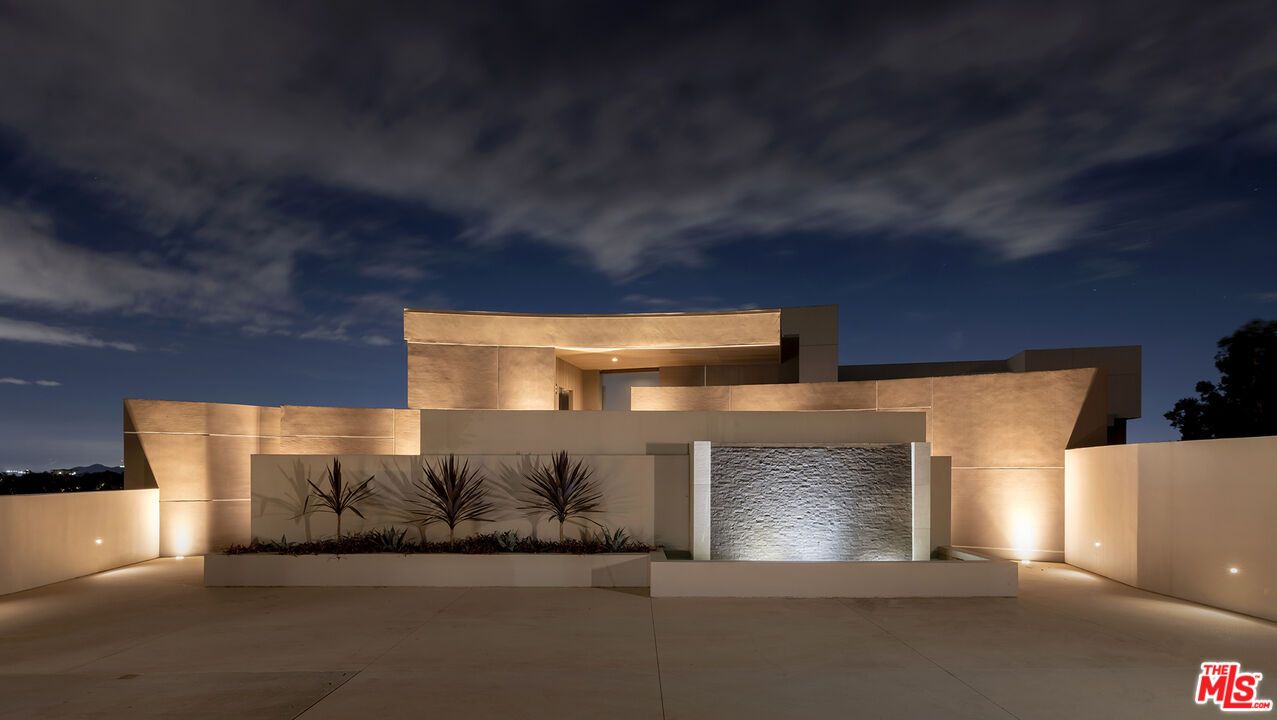 Attached, Exterior, Facade, Modern