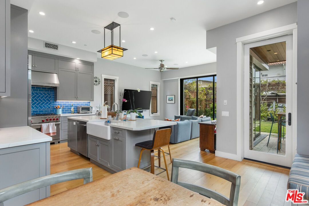 Interior, Kitchen, Living room, Pendant Lights, Recessed Lighting, Stainless Steel Appliances, Wood Texture Flooring