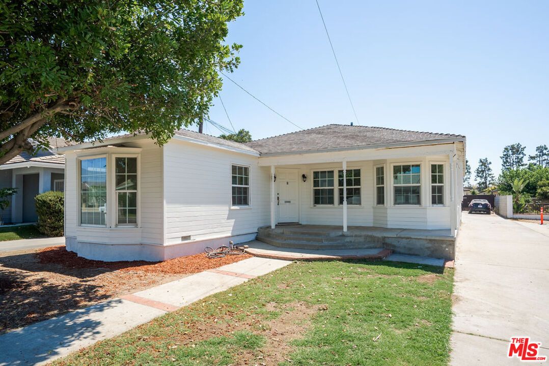 Exterior, Facade, Ranch