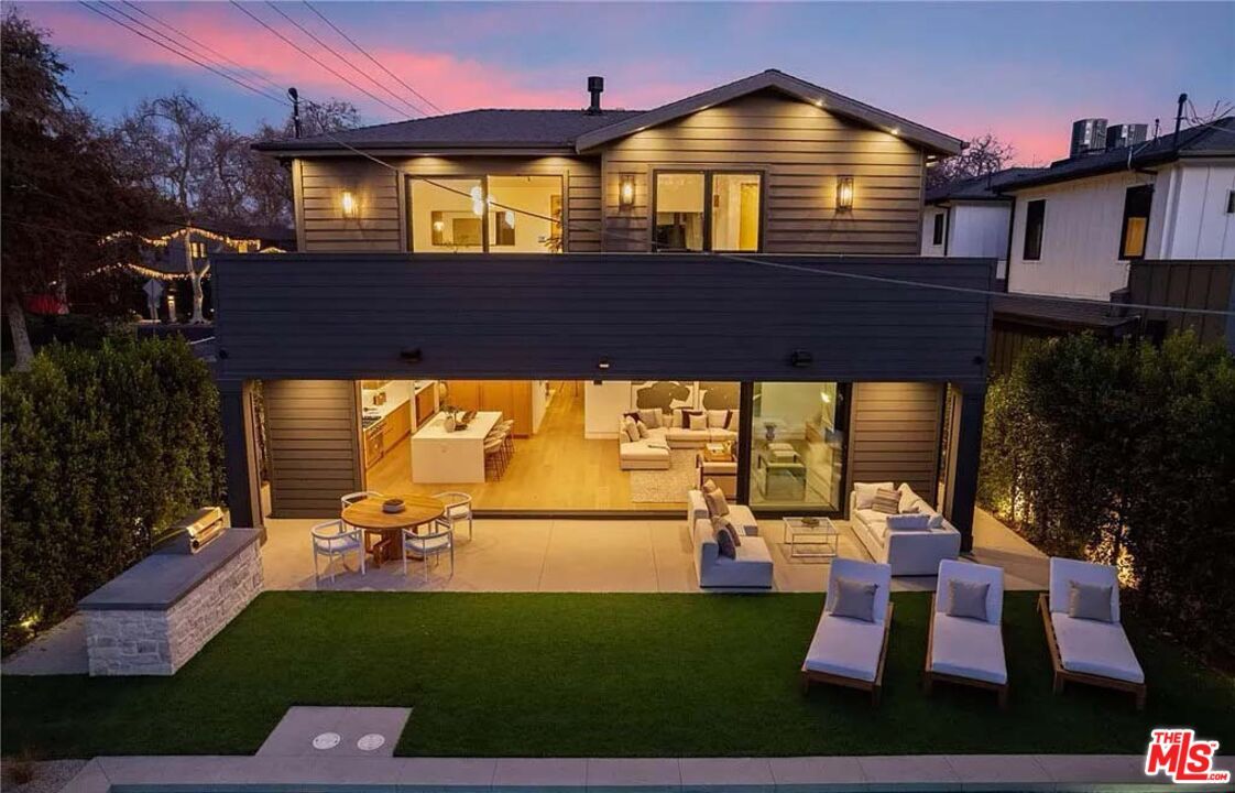 Backyard, Exterior, Facade, Modern