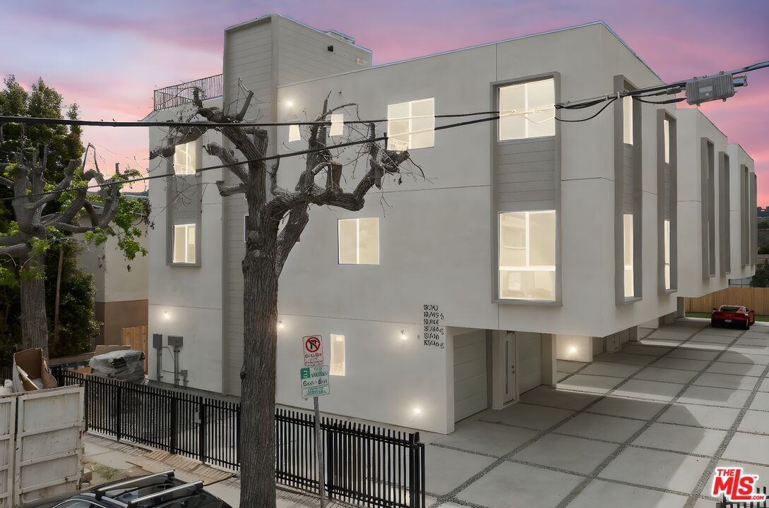 Exterior, Facade, Modern