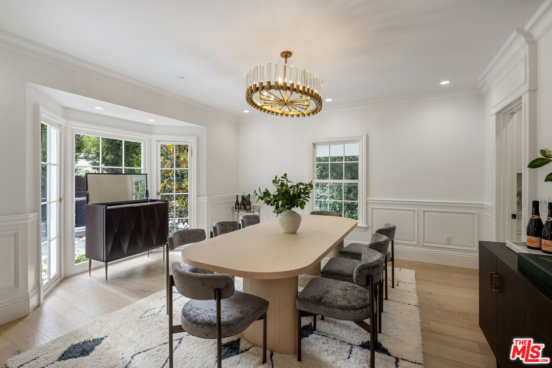 Chandelier, Dining room, Interior, Recessed Lighting, Wood Texture Flooring