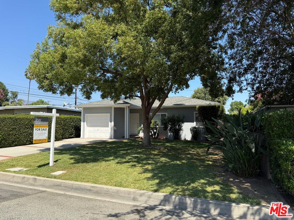 Attached, Exterior, Facade, Ranch
