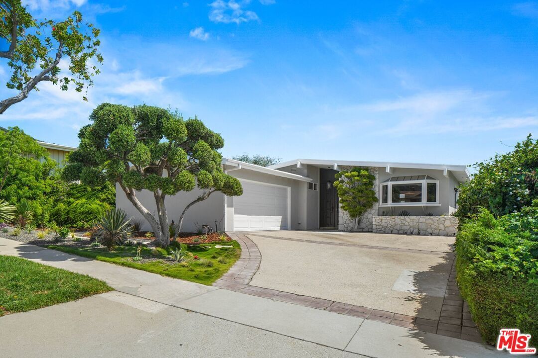 Attached, Exterior, Facade, Modern