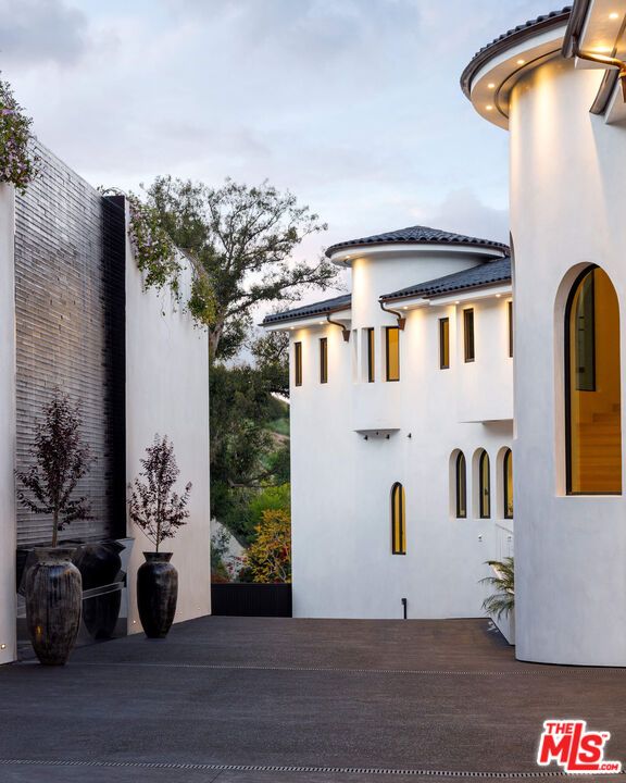 Exterior, Facade, Mediterranean