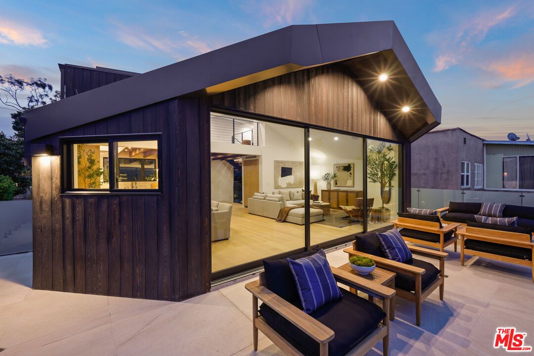 Exterior, Facade, Modern