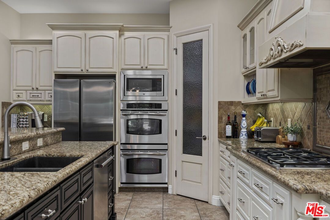 Interior, Kitchen, Stainless Steel Appliances