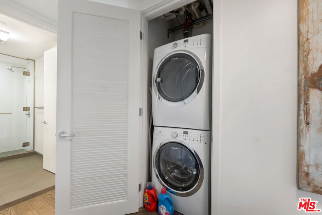 Interior, Utility Closets, Washer, Wood Texture Flooring