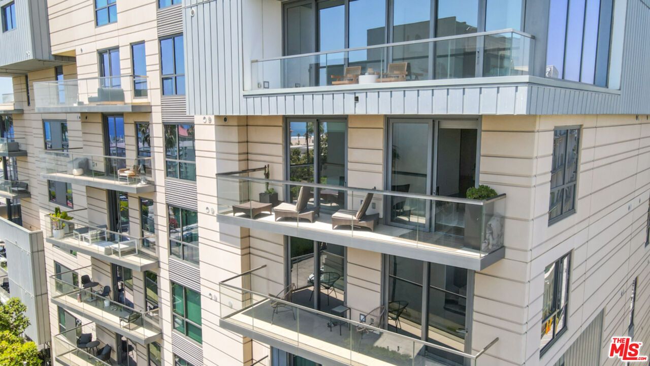 Exterior, Facade, Modern