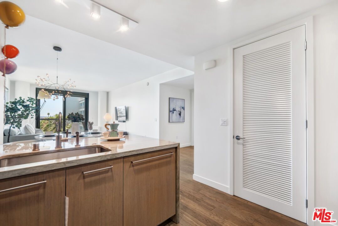 Interior, Pendant Lights, Recessed Lighting, Wood Texture Flooring