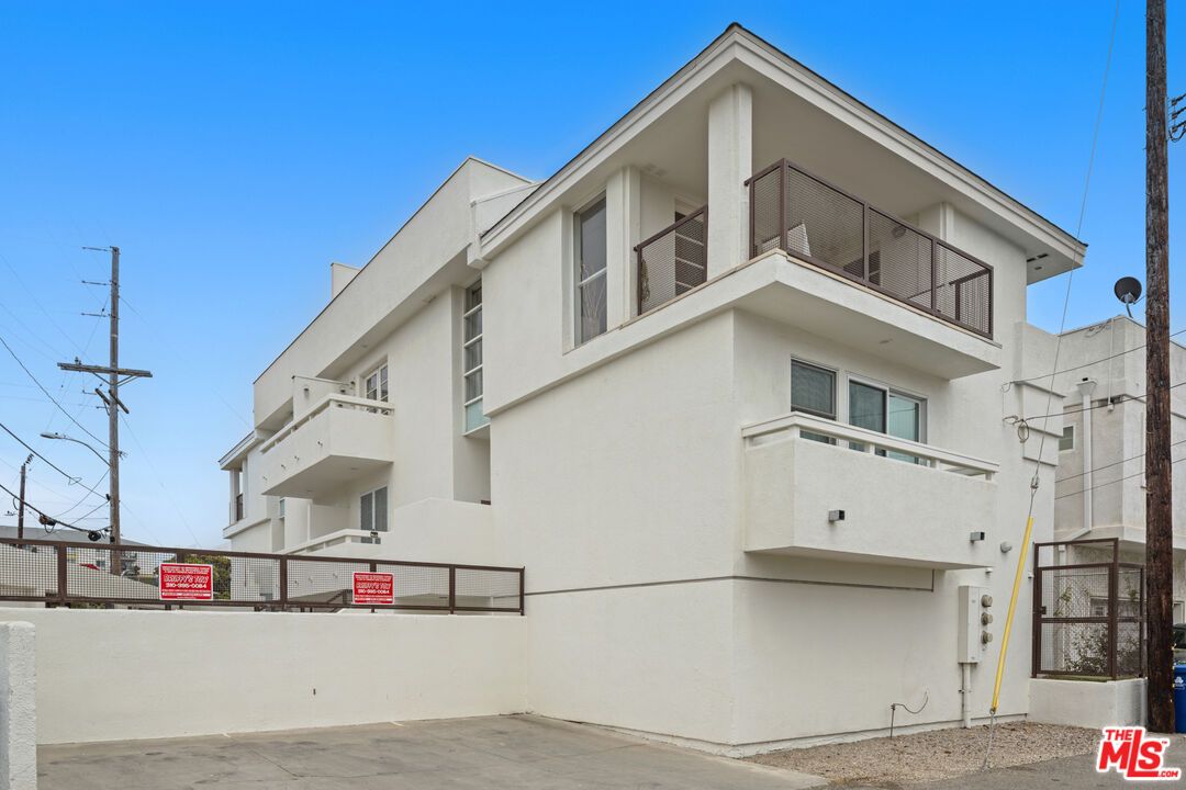 Exterior, Facade, Modern