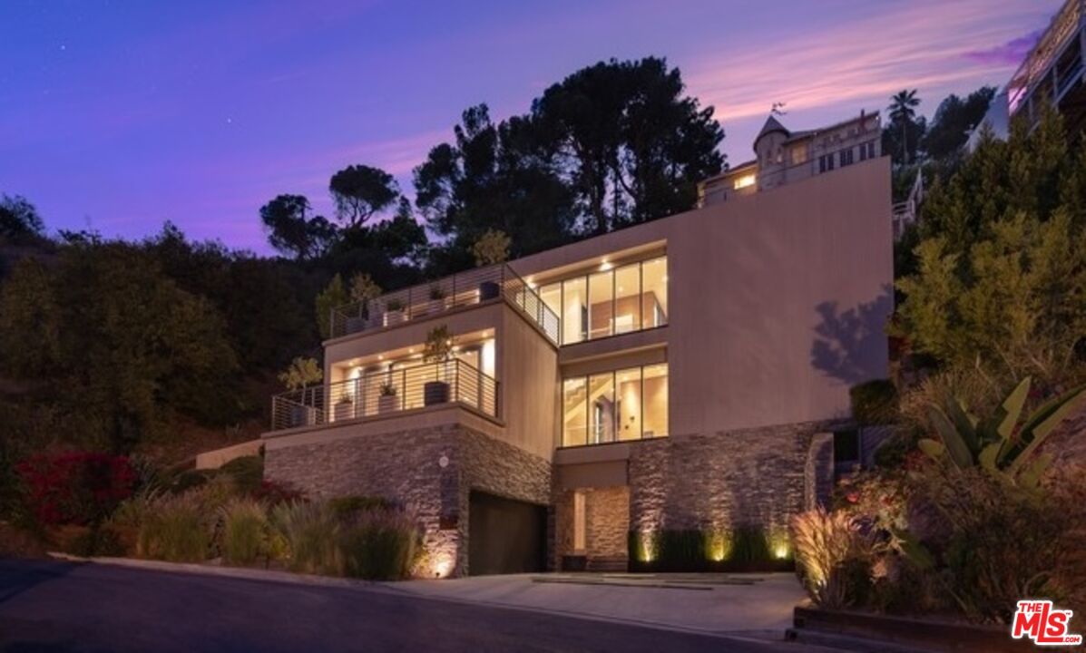Attached, Exterior, Facade, Modern
