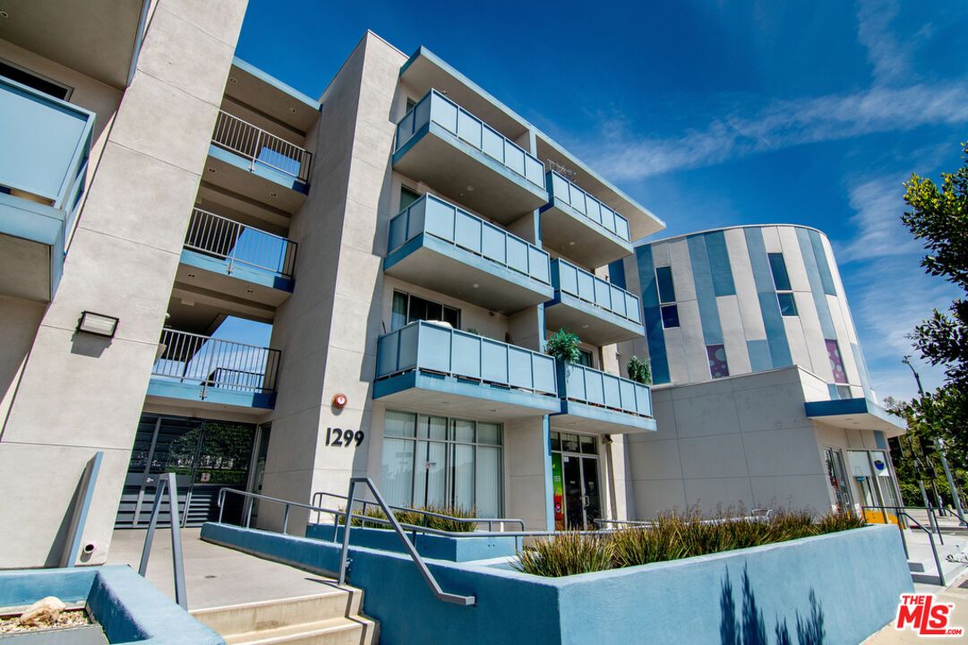 Exterior, Facade, Condo Building