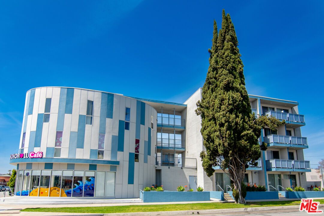 Exterior, Facade, Condo Building