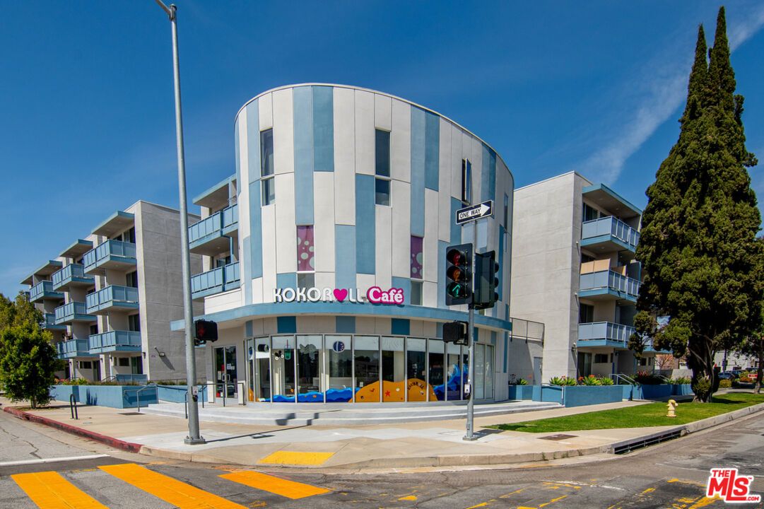 Exterior, Facade, Condo Building