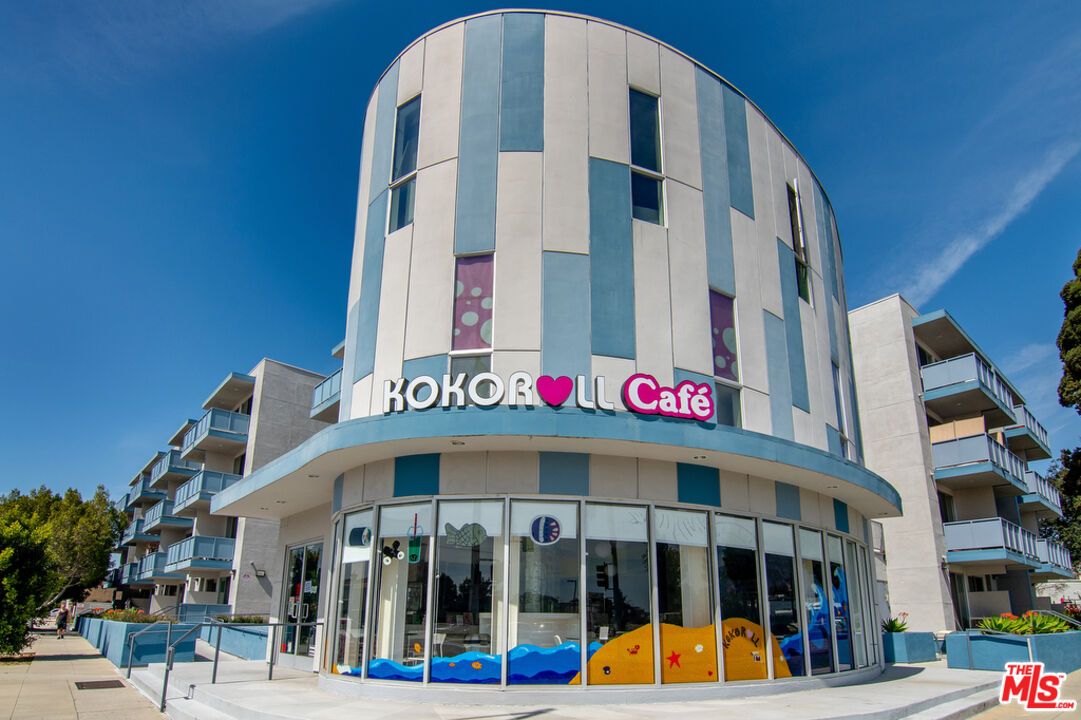 Exterior, Facade, Condo Building