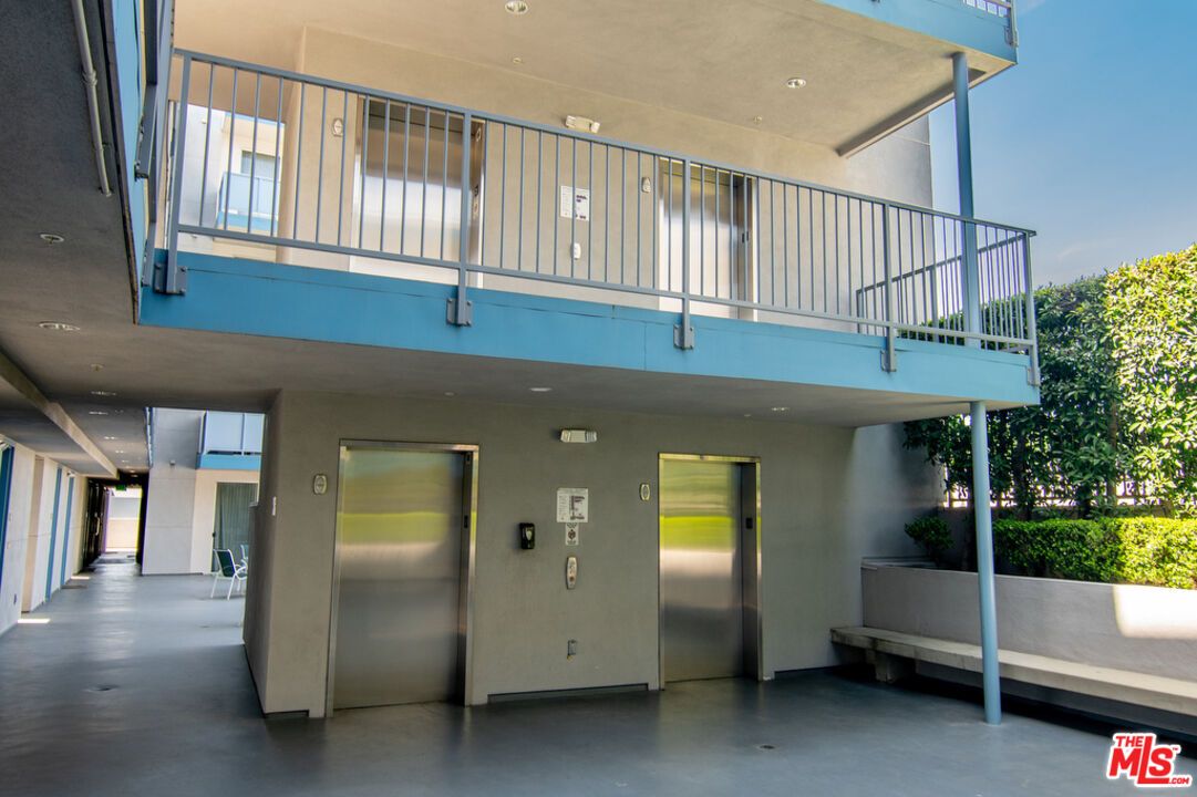 Elevator, Exterior