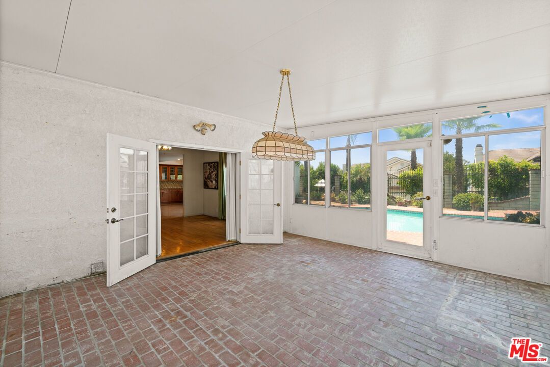 Empty room, Interior, Pendant Lights