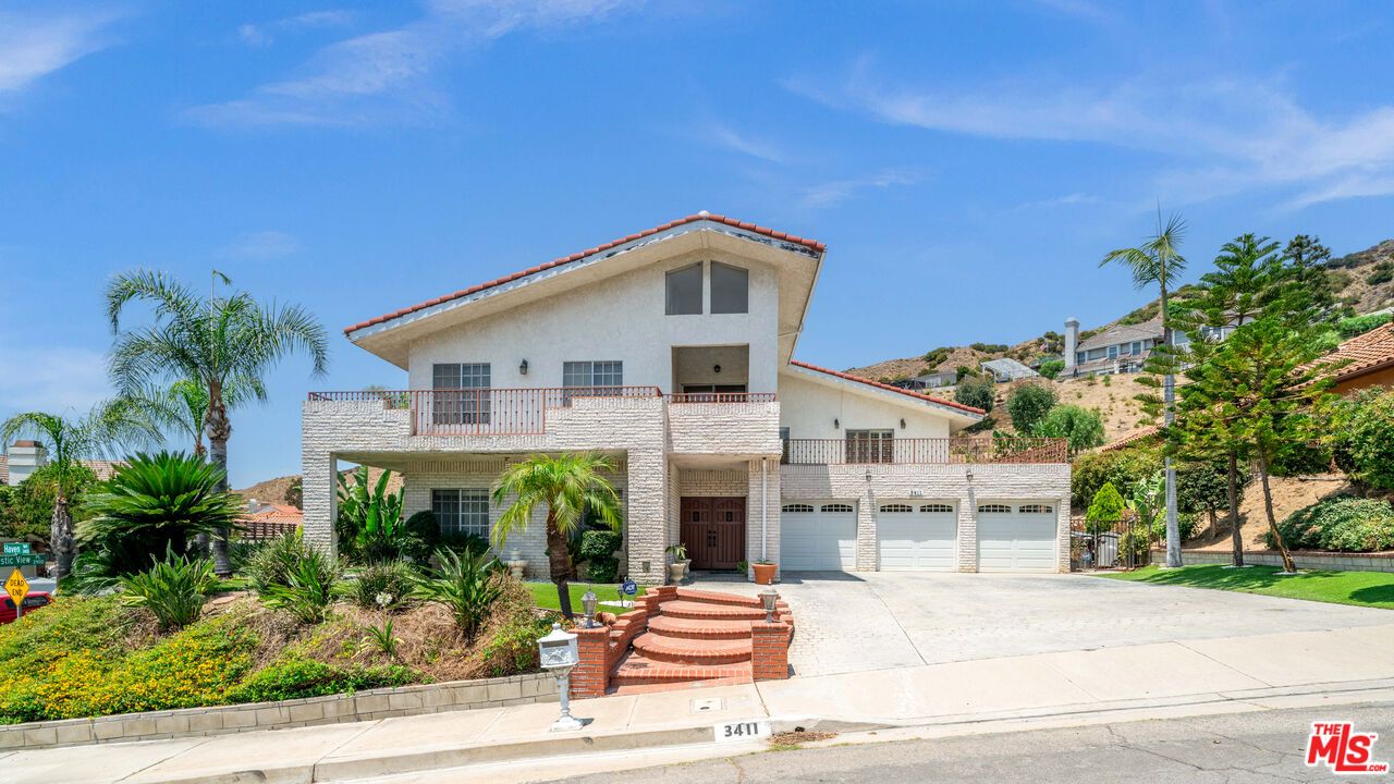 Attached, Exterior, Facade, Mediterranean