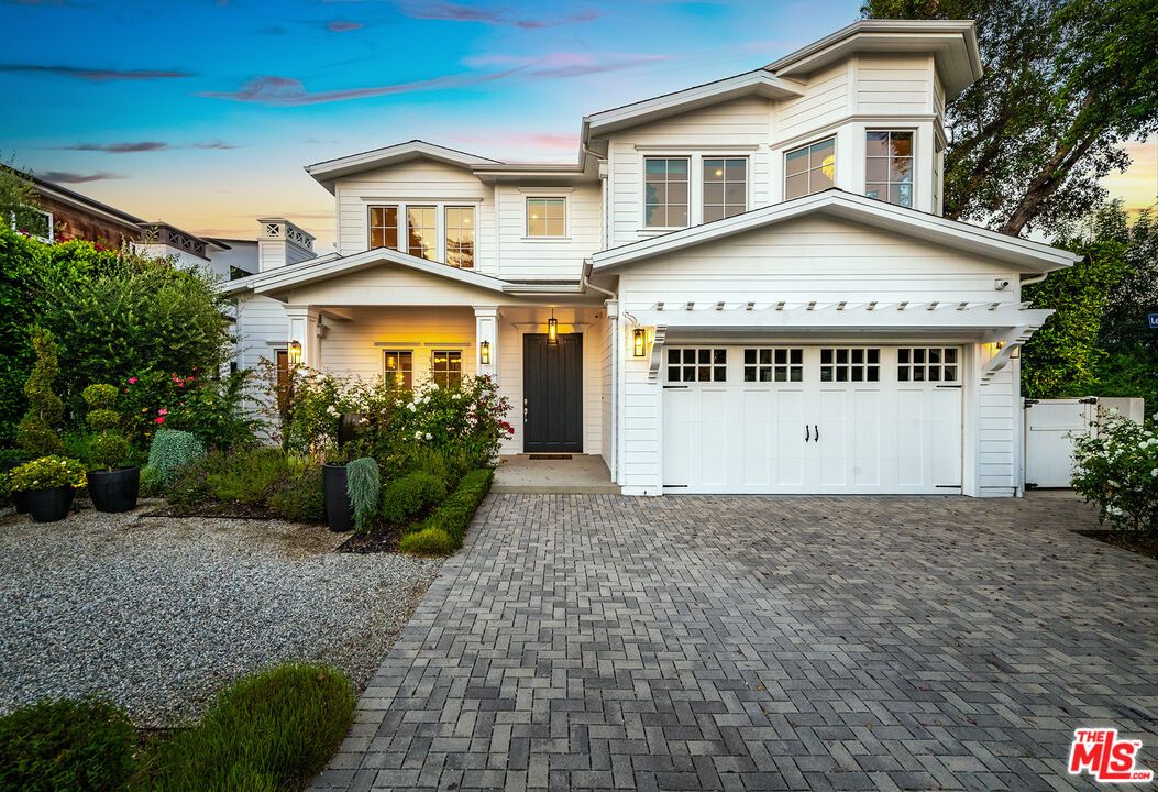Attached, Exterior, Facade, American Craftsman