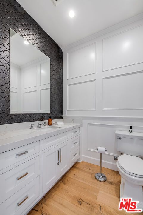 Bathroom, Interior, Recessed Lighting, Wood Texture Flooring