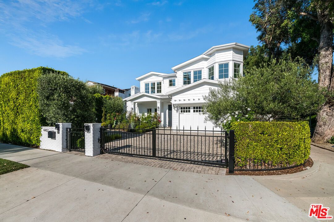 Attached, Exterior, Facade, Queen Anne Victorian