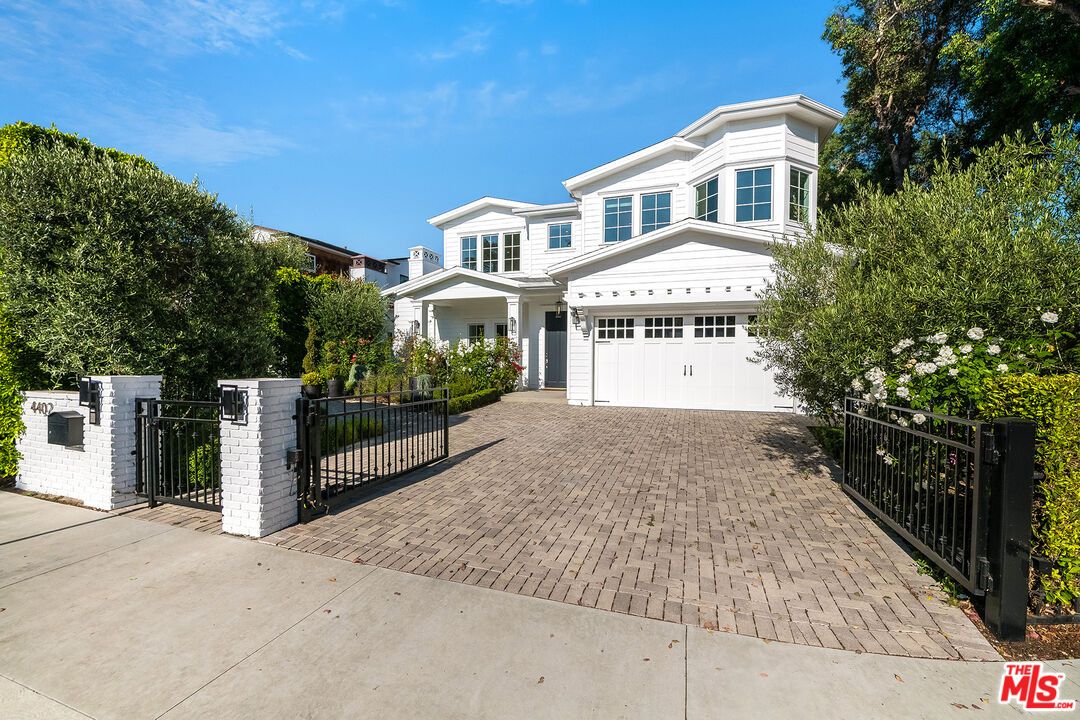 Attached, Exterior, Facade, Mediterranean