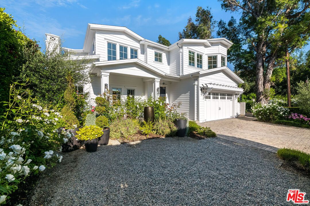 Attached, Exterior, Facade, Mediterranean